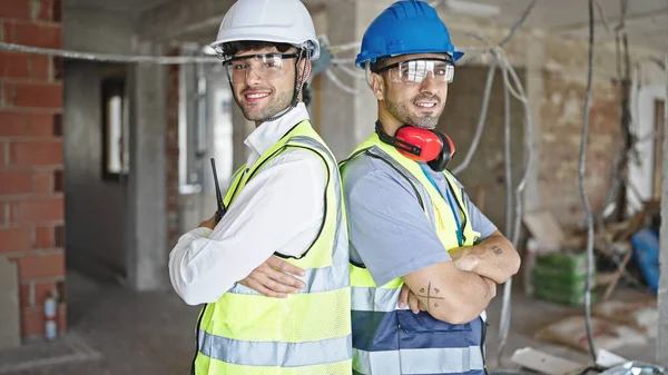 Dois Homens Construtores Sorrindo Confiante Com Braços Cruzados Gesto Canteiro — Fotografia de Stock
