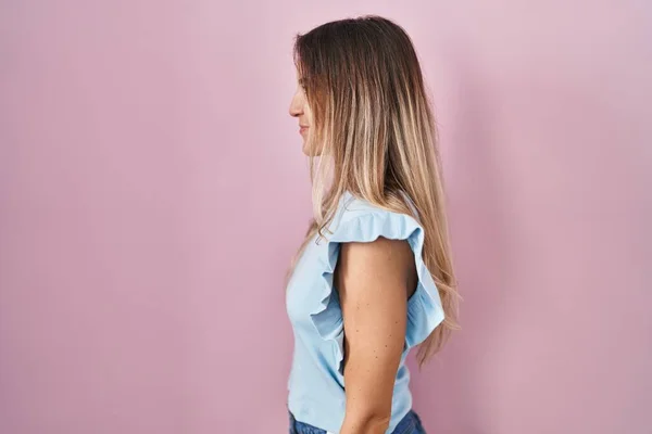 Νεαρή Ισπανόφωνη Γυναίκα Στέκεται Πάνω Από Ροζ Φόντο Ψάχνει Για — Φωτογραφία Αρχείου