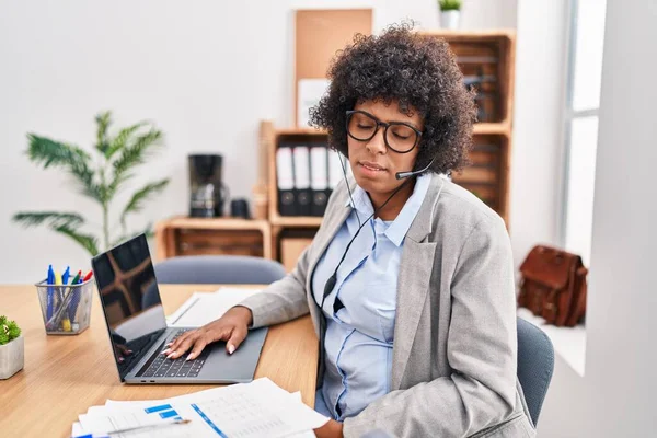 Schwarze Frau Mit Lockigem Haar Die Büro Das Headset Eines — Stockfoto