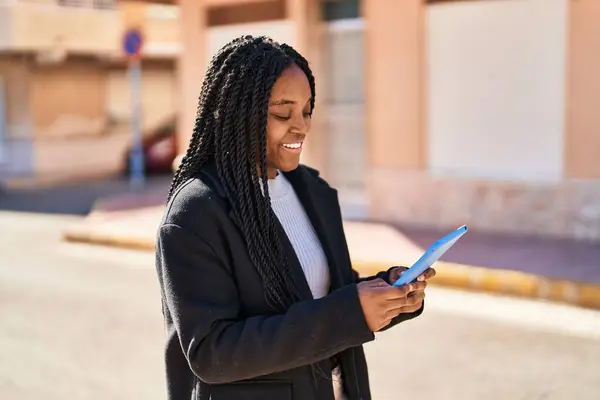 Mujer Afroamericana Sonriendo Confiada Usando Touchpad Calle —  Fotos de Stock