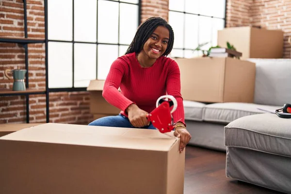 Afroamerikanerin Lächelt Zuversichtlich Beim Packen Von Kartons Neuen Zuhause — Stockfoto
