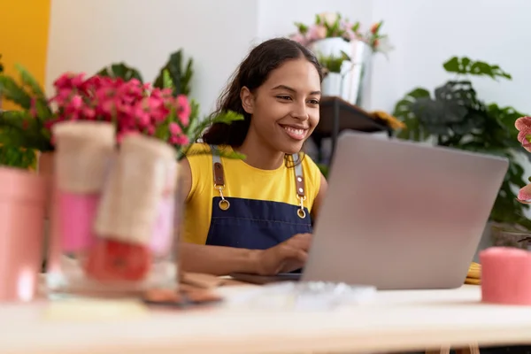Young African American Woman Florist Smiling Confident Using Laptop Flower — Fotografia de Stock