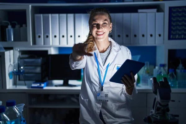 Mulher Loira Bonita Trabalhando Laboratório Cientista Tarde Noite Apontando Para — Fotografia de Stock