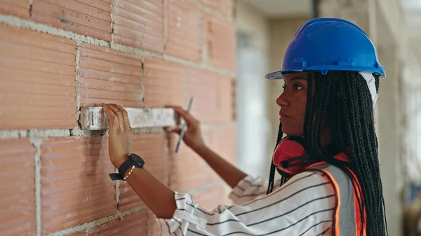 Afrykańska Amerykańska Budowniczka Stojąca Zrelaksowaną Ścianą Pomiarową Ekspresji Placu Budowy — Zdjęcie stockowe