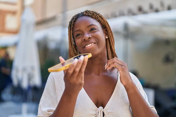 Mujer Afroamericana Sonriendo Confiada Hablando Teléfono Inteligente Terraza Cafetería — Foto de Stock