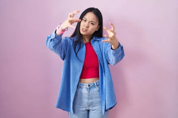Young Asian Woman Standing Pink Background Shouting Frustrated Rage Hands — Stock Photo, Image