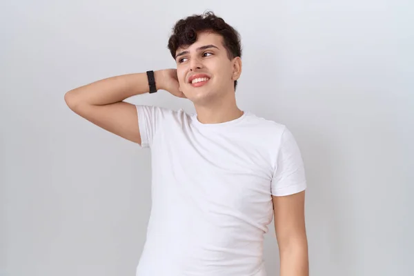 Junger Nicht Binärer Mann Lässigem Weißem Shirt Der Selbstbewusst Die — Stockfoto