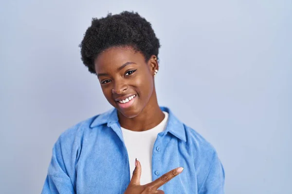 Afro Amerikalı Bir Kadın Mavi Arka Planda Neşeli Bir Şekilde — Stok fotoğraf