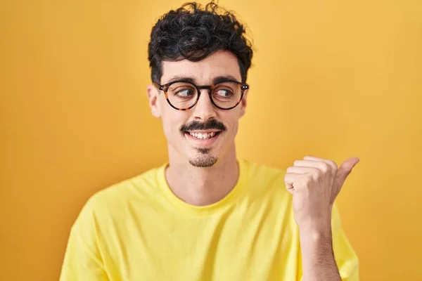 Latinomies Yllään Lasit Seisoo Keltainen Tausta Hymyillen Onnellinen Kasvot Etsivät — kuvapankkivalokuva