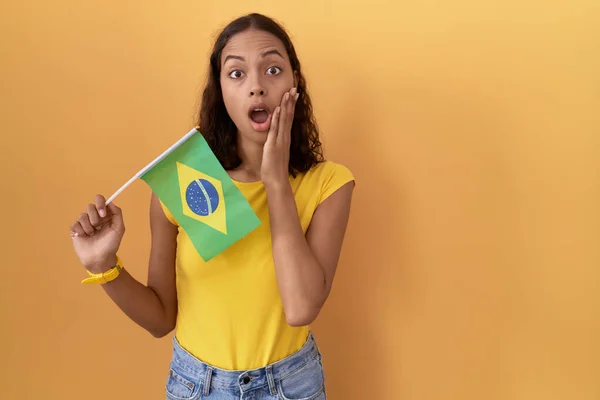 Jonge Spaanse Vrouw Met Braziliaanse Vlag Bang Geschokt Verrassing Verbaasd — Stockfoto