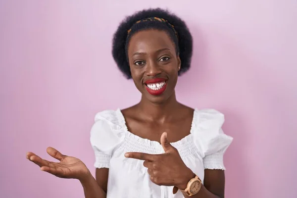 Afrikaanse Vrouw Met Krullend Haar Staan Roze Achtergrond Verbaasd Glimlachen — Stockfoto