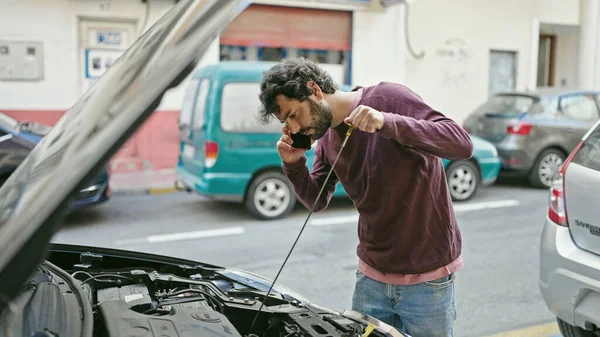 Молодой Латиноамериканец Разговаривает Смартфону Страховкой Случай Поломки Автомобиля Улице — стоковое фото
