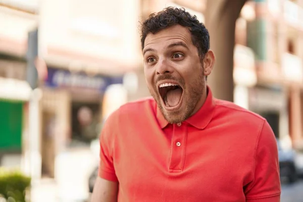 Young Hispanic Man Smiling Confident Amaze Expression Street — Stock Photo, Image