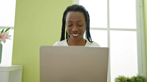 Αφροαμερικανή Γυναίκα Που Χρησιμοποιεί Φορητό Υπολογιστή Κάθεται Στο Τραπέζι Στο — Φωτογραφία Αρχείου