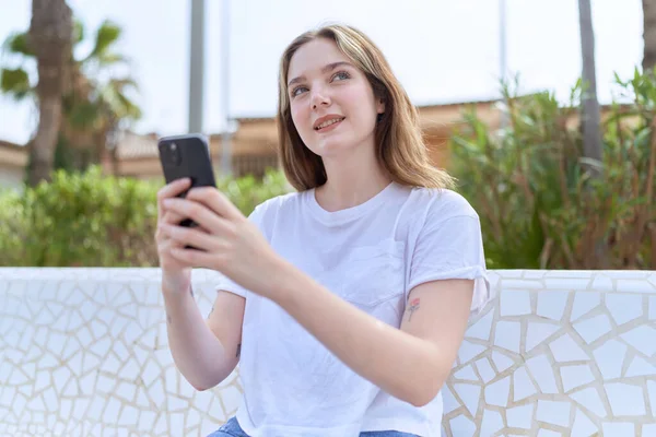 Jovem Caucasiana Sorrindo Confiante Usando Smartphone Parque — Fotografia de Stock
