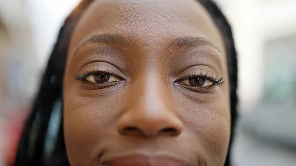 Sokakta Kendinden Emin Gülümseyen Afrikalı Amerikalı Kadın — Stok fotoğraf