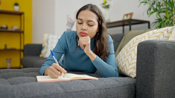 Joven Mujer Hispana Hermosa Escribiendo Cuaderno Acostado Sofá Casa —  Fotos de Stock