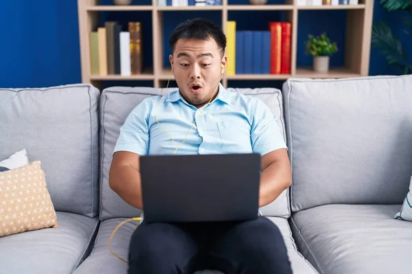 Chino Joven Usando Computadora Portátil Sentado Sofá Asustado Sorprendido Con — Foto de Stock