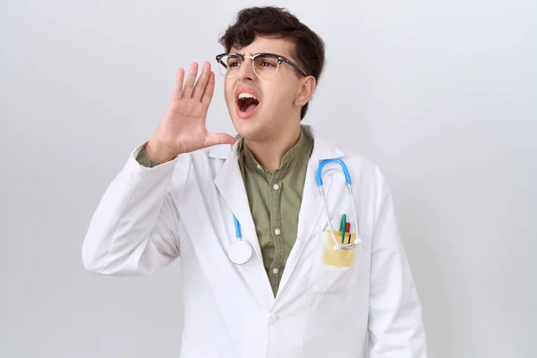 Młody Człowiek Mundurze Doktora Stetoskopie Krzyczący Krzyczący Głośno Stanąć Ręką — Zdjęcie stockowe