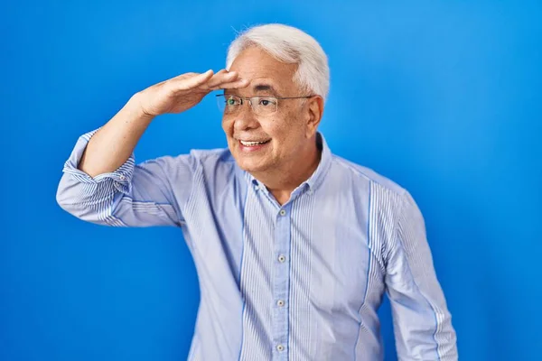 Hispanic Senior Man Wearing Glasses Very Happy Smiling Looking Far — Stock Photo, Image