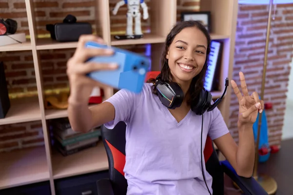 Joven Mujer Afroamericana Streamer Sonriendo Confiado Hacer Selfie Por Teléfono — Foto de Stock