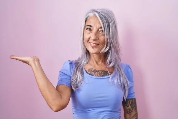 Mujer Mediana Edad Con Tatuajes Pie Sobre Fondo Rosa Sonriendo — Foto de Stock