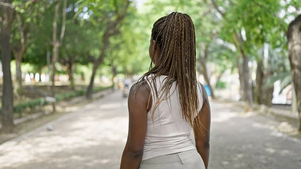 Afrikansk Amerikansk Kvinna Står Baklänges Parken — Stockfoto