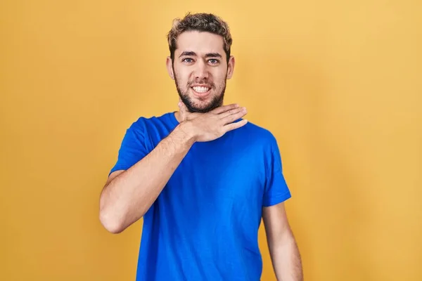 Hispanic Man Beard Standing Yellow Background Cutting Throat Hand Knife — Stockfoto