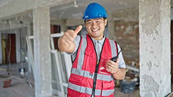 Construtor Sorrindo Confiante Fazendo Polegar Acima Gesto Canteiro Obras — Fotografia de Stock