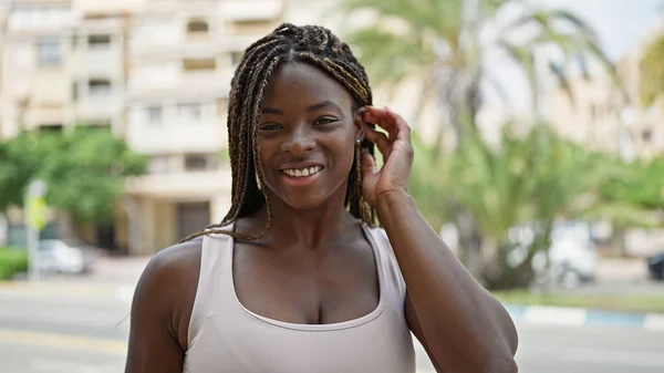 Afroamerikanerin Lächelt Selbstbewusst Und Kämmt Die Haare Mit Der Hand — Stockfoto