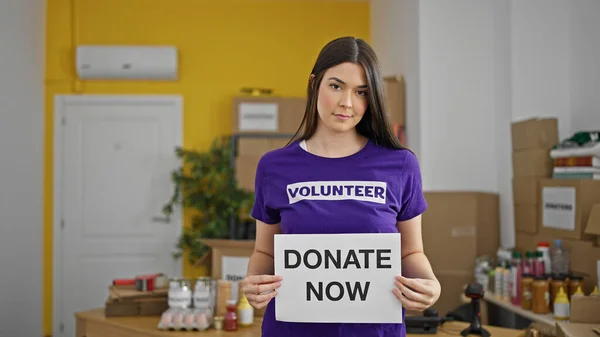 Joven Hermosa Hispana Voluntaria Sosteniendo Donar Ahora Mensaje Centro Caridad — Foto de Stock