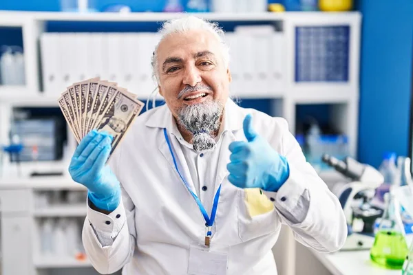 Мужчина Среднего Возраста Седыми Волосами Работающий Научной Лаборатории Держит Деньги — стоковое фото