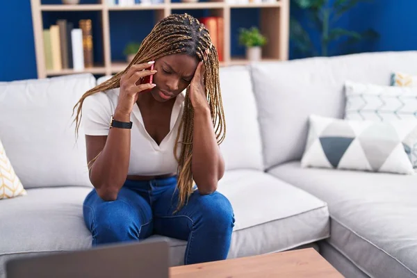 Afro Amerikalı Kadın Evde Endişeli Bir Ifadeyle Akıllı Telefondan Konuşuyor — Stok fotoğraf