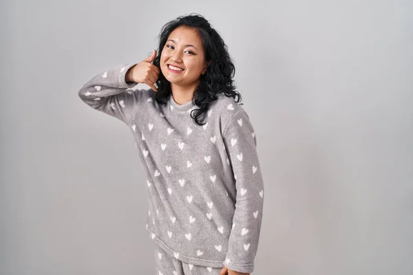 Mujer Asiática Joven Con Pijama Sonriendo Haciendo Gesto Telefónico Con —  Fotos de Stock