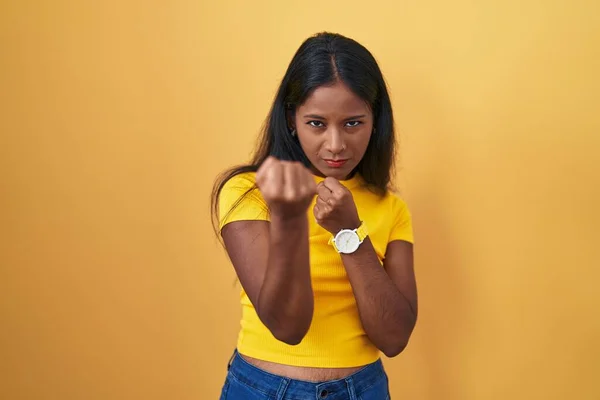 Jonge Indiaanse Vrouw Staande Gele Achtergrond Klaar Vechten Met Vuist — Stockfoto
