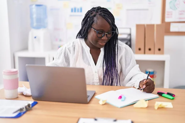 Afrikaans Amerikaanse Vrouw Zakenman Met Behulp Van Laptop Werken Schrijven — Stockfoto