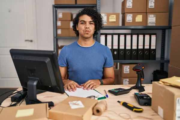 Homem Hispânico Com Cabelo Encaracolado Trabalhando Pequenas Empresas Comércio Eletrônico — Fotografia de Stock
