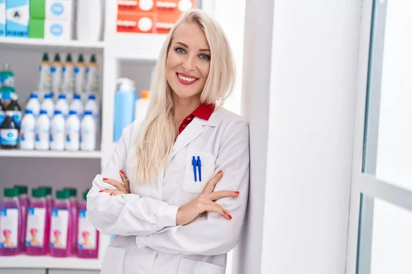 Mulher Loira Jovem Farmacêutico Sorrindo Confiante Com Braços Cruzados Gesto — Fotografia de Stock