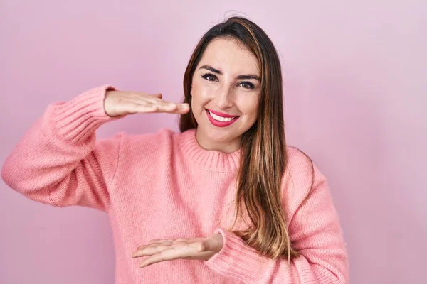 Young Hispanic Woman Standing Pink Background Gesturing Hands Showing Big — Fotografia de Stock