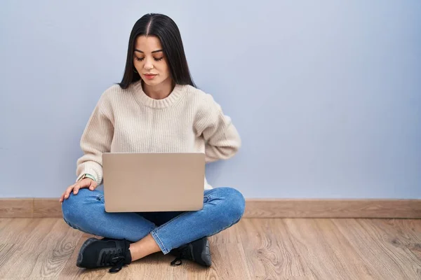 Jonge Vrouw Met Behulp Van Laptop Zitten Vloer Thuis Lijden — Stockfoto