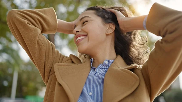 Jong Mooi Latino Vrouw Glimlachen Zelfverzekerd Aanraken Van Haar Haar — Stockfoto