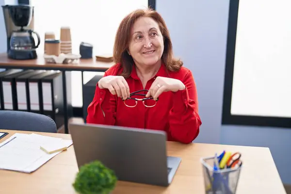 Trabajadora Negocios Senior Usando Laptop Trabajando Oficina —  Fotos de Stock