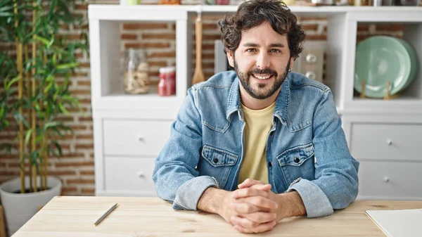 Jovem Hispânico Sorrindo Confiante Sentado Mesa Sala Jantar — Fotografia de Stock