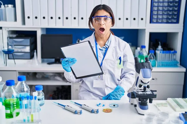 Hispanic Ung Kvinna Som Arbetar Forskare Laboratorium Chock Ansikte Ser — Stockfoto