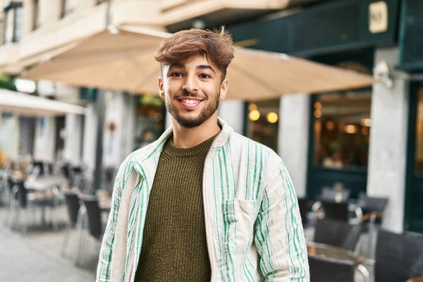 Νεαρός Άραβας Χαμογελά Σίγουρος Στέκεται Στο Δρόμο — Φωτογραφία Αρχείου