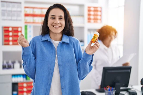 Jovem Morena Segurando Pílulas Farmácia Gritando Orgulhoso Celebrando Vitória Sucesso — Fotografia de Stock