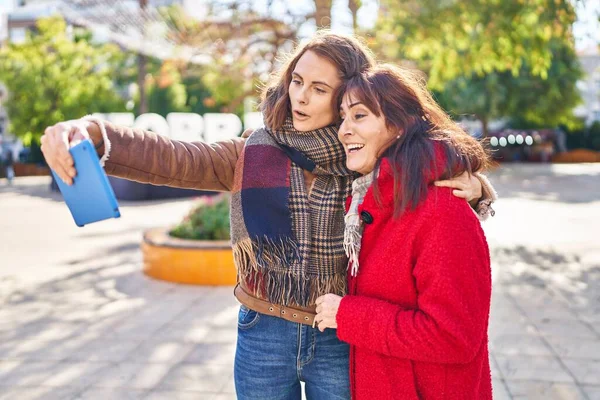 Two Women Mother Daughter Having Video Call Park — Stock Photo, Image