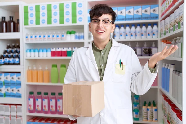 Молодой Двоичный Человек Работающий Аптеке Держит Коробку Празднования Достижения Счастливой — стоковое фото