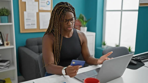 Afro Amerikalı Kadın Kadını Laptopla Alışveriş Yapıyor Kredi Kartıyla Ofise — Stok fotoğraf
