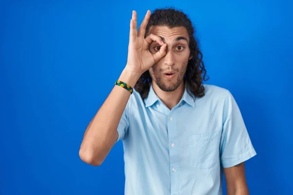 Young Hispanic Man Standing Blue Background Doing Gesture Shocked Surprised — Foto de Stock